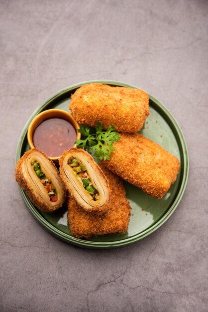 Box Patties, Köstlicher frittierter südasiatischer Gebäcksnack, gefüllt mit etwas herzhaftem und mit Brotkrumen überzogen