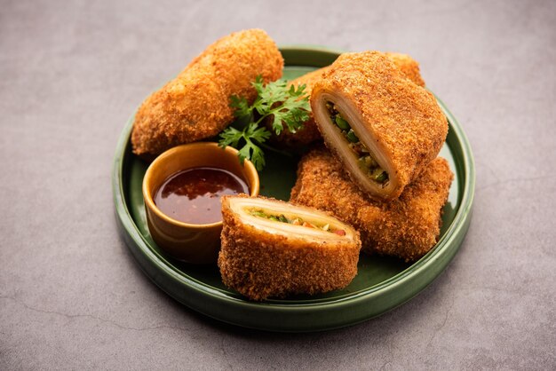 Box Rissóis, Delicioso lanche frito de pastelaria sul da Iásia, recheado com algo saboroso e revestido com pão ralado