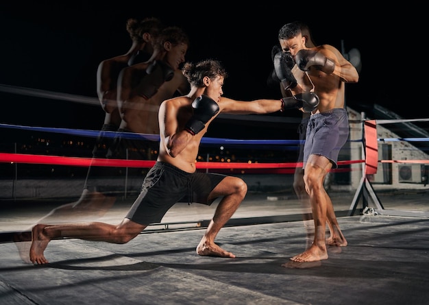 Foto boxe esportivo e luta com um boxeador e treinador treinando para saúde e exercícios em um ringue na academia treino esportivo e cardio com treinador e aluno lutando pela saúde e cardio