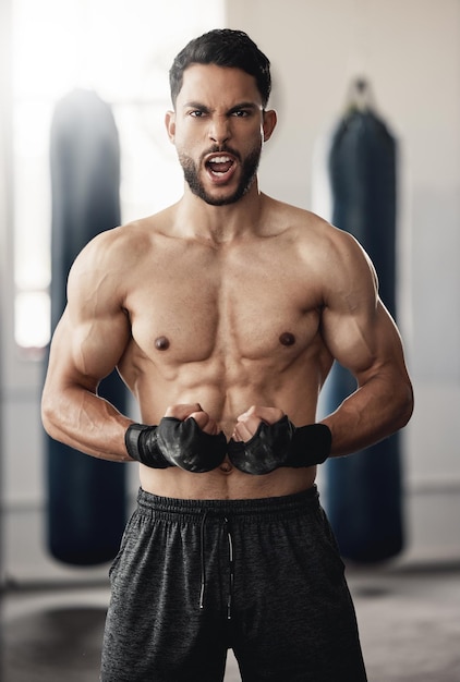 Boxe forte e retrato de homem boxer em treino de treino ou ginásio de fitness Objetivos do corpo de força muscular e determinado atleta de personal trainer durante seu exercício para motivação saudável ou esportes mma