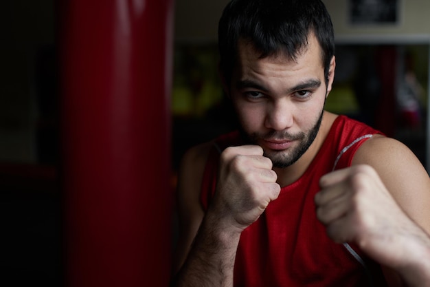 Boxe. Retrato de um boxeador no fundo de uma academia