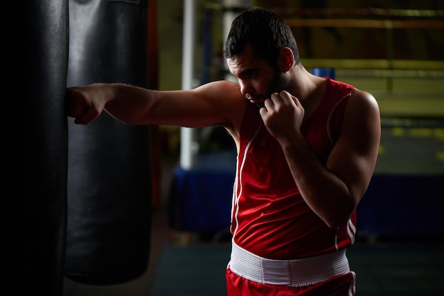 Boxe. Retrato de um boxeador no fundo de uma academia