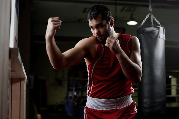 Boxe. Retrato de um boxeador no fundo de uma academia