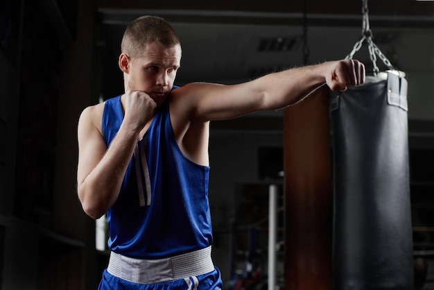 Boxe. Retrato de um boxeador no fundo de uma academia