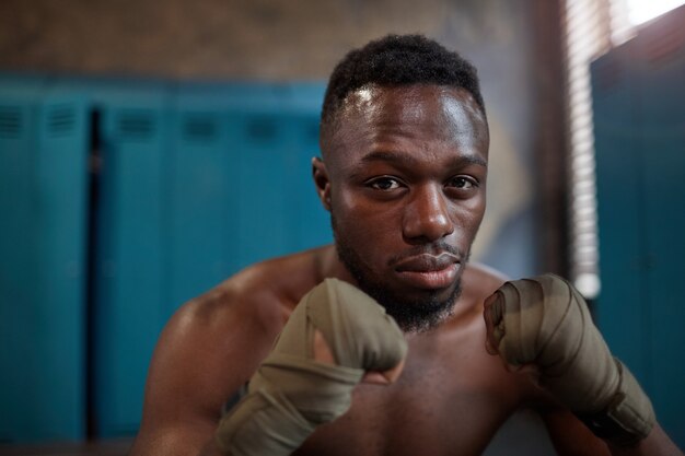 Boxeador africano posando a la cámara