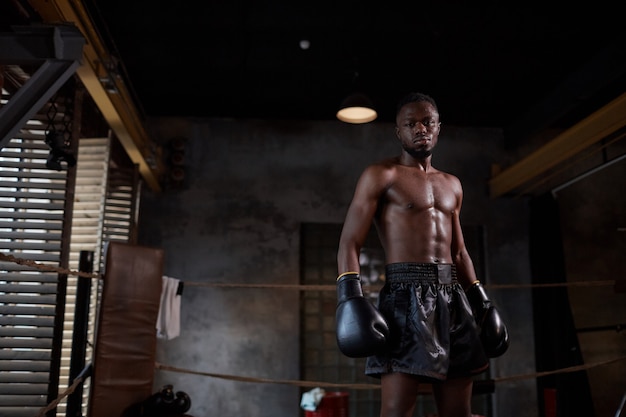 Boxeador africano en ring de boxeo