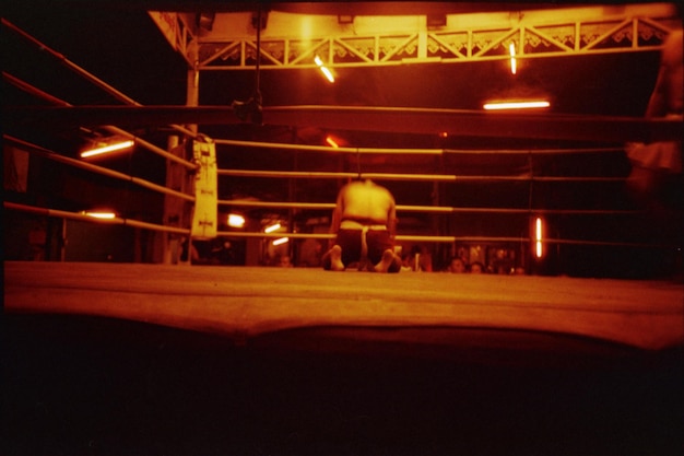 Foto boxeador arrodillado en el ring