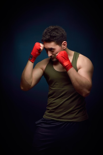 Boxeador confiado en la postura de lucha contra la pared