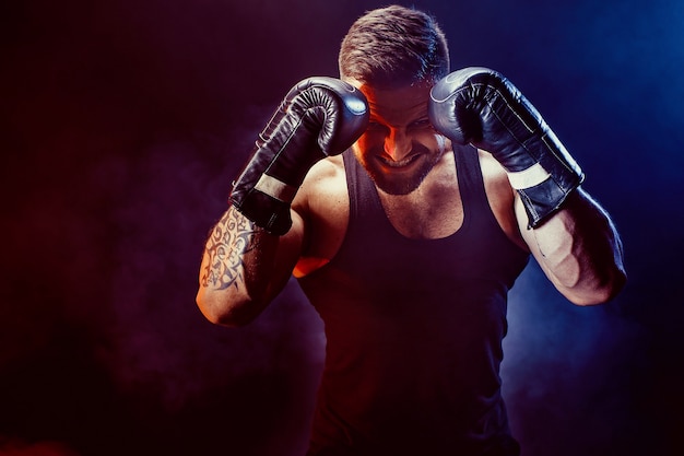 Boxeador deportista entrenando para sus movimientos