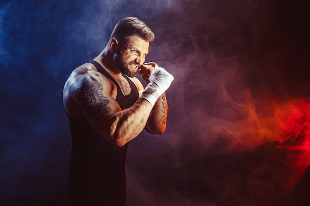 Boxeador deportista peleando en pared negra con sombra. Copie el espacio. Concepto de deporte de boxeo.