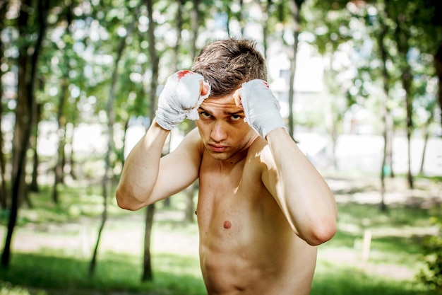 El boxeador está entrenando.