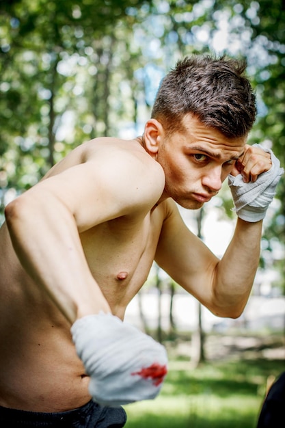 El boxeador está entrenando.