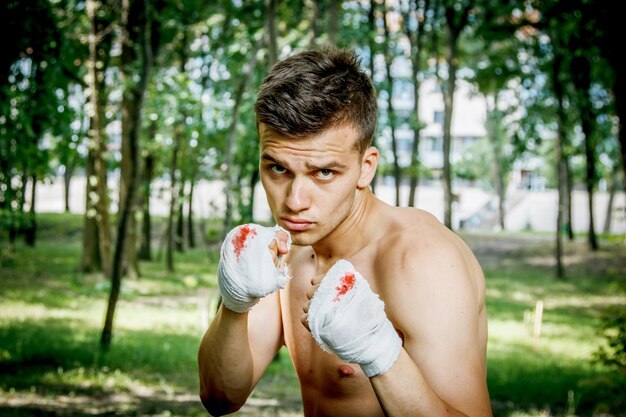 El boxeador está entrenando