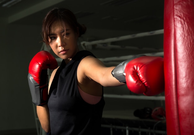 Boxeador femenino golpe al objetivo en el gimnasio, el deporte del boxeo
