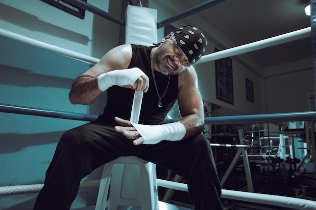 boxeador con guantes negros en el gimnasio