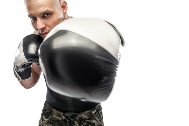 Boxeador, en, guantes, primer plano, aislado, blanco