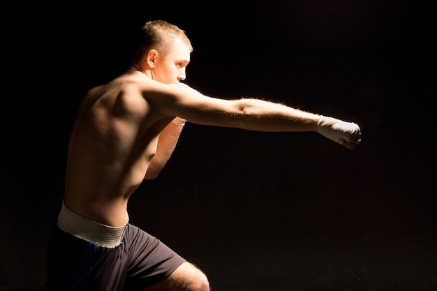 Boxeador haciendo un puñetazo durante un combate de boxeo