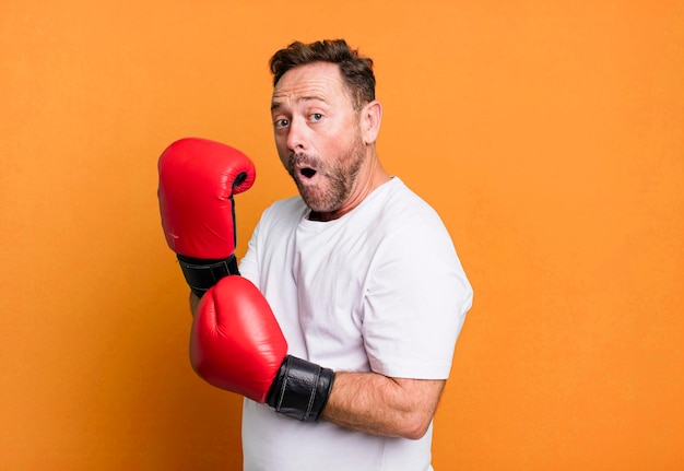 Boxeador de hombre de mediana edad con guantes de boxeo