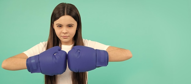 Boxeador infantil confiado en guantes de boxeo durante el entrenamiento deportivo determinación del espacio de copia Horizontal