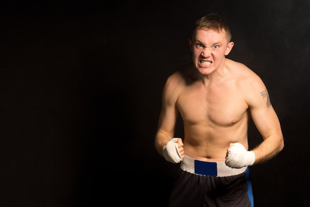 Boxeador joven decidido enojado