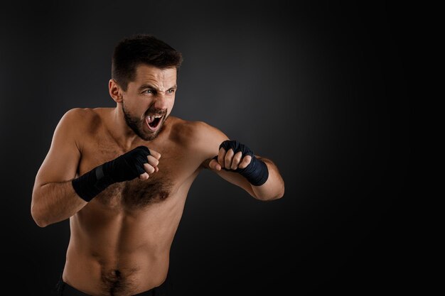 Foto un boxeador lanzando un puñetazo feroz y poderoso