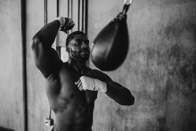 Boxeador masculino musculoso en el gimnasio