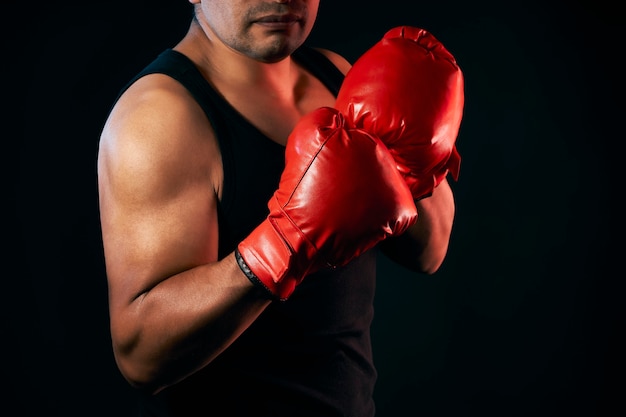 Boxeador masculino usa luvas de boxe para se exercitar e treinar para boxe