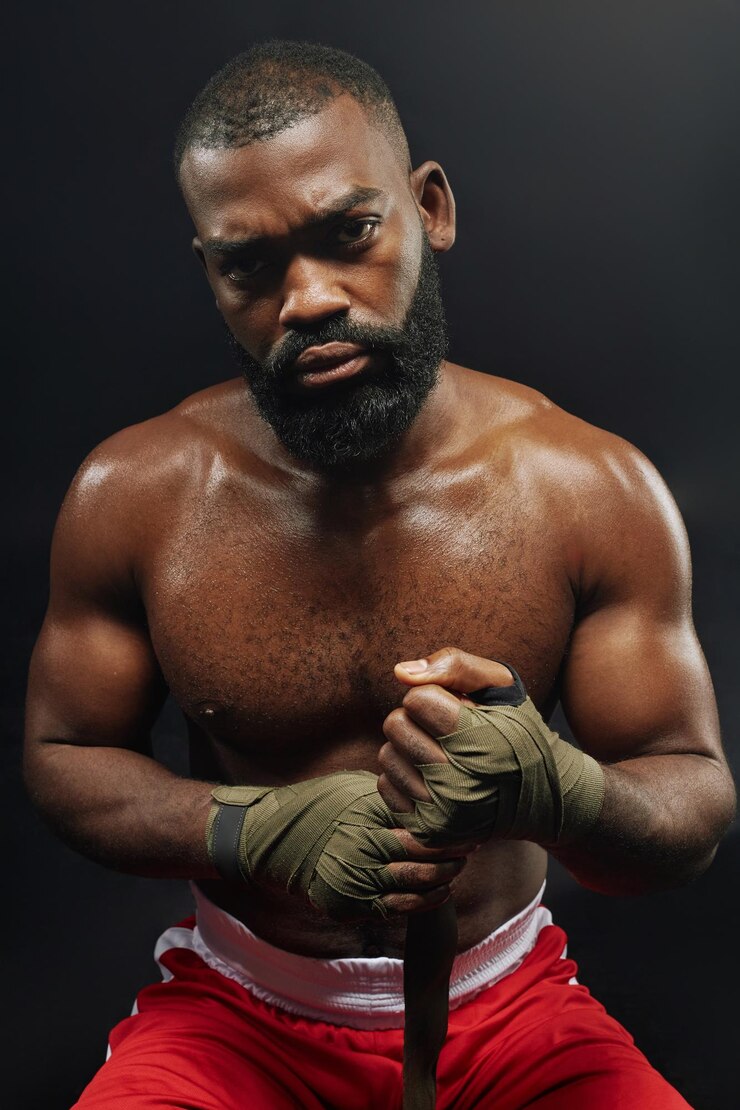 Foto boxeador musculoso a olhar para a câmara.