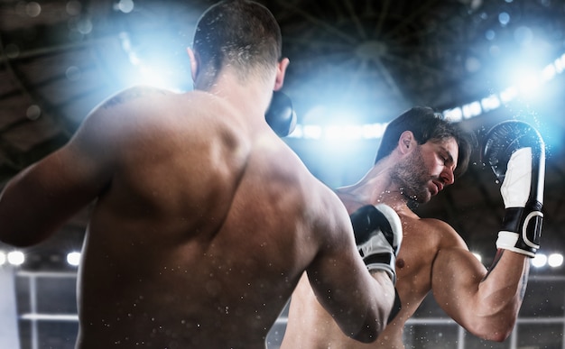 Boxeador peleando con su oponente