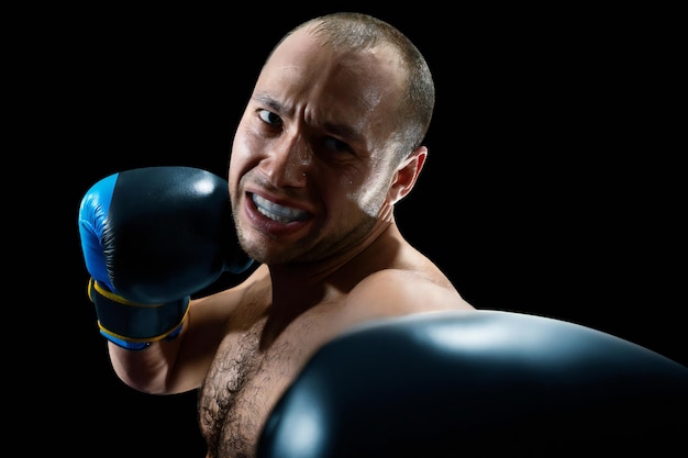 boxeador profesional aislado en fondo negro oscuro