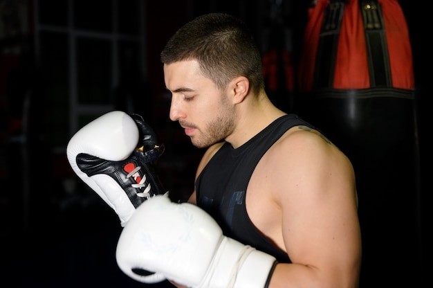 Boxeador seguro de pie en pose y listo para luchar.