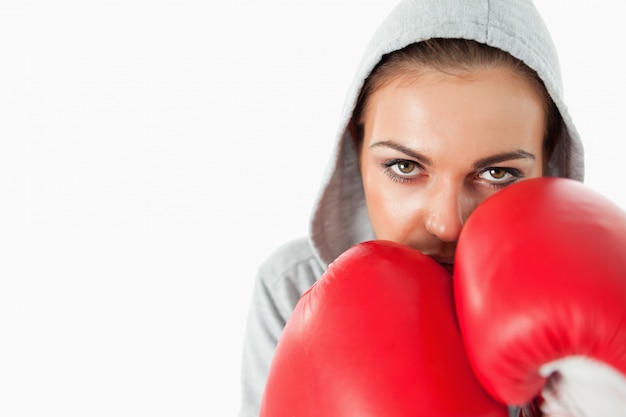 Boxeadora con capucha en posición defensiva