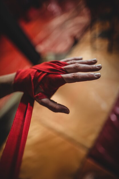 Boxeadora con correa roja en la muñeca