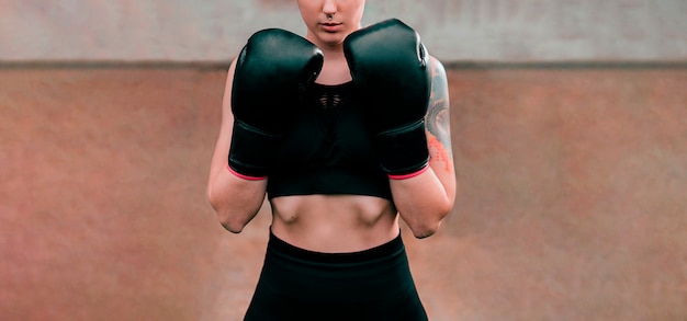 Boxeadora con guantes de boxeo