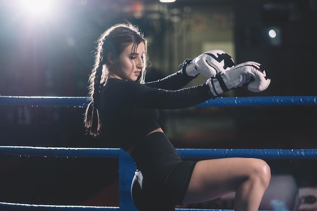 Boxeadora muay thai feminina chutando o joelho