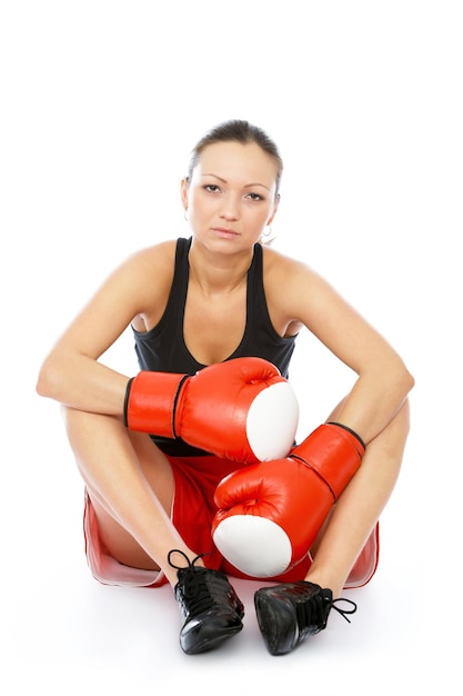 Boxeadora de mujer activa aislada en pasta de copia blanca