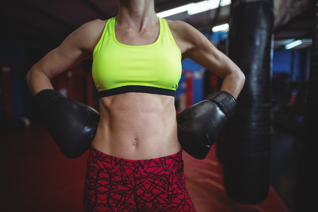 Boxeadora de pie con las manos en la cadera