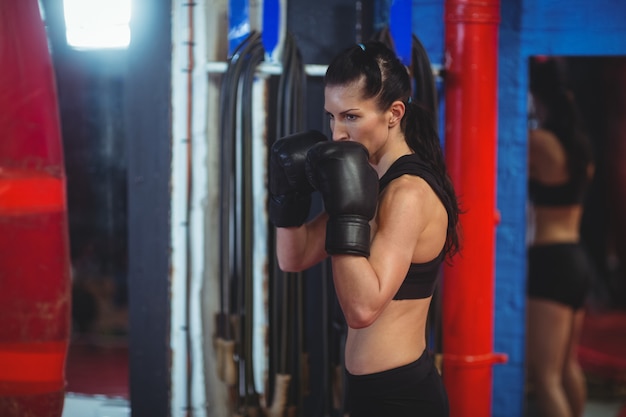 Boxeadora practicando boxeo con saco de boxeo