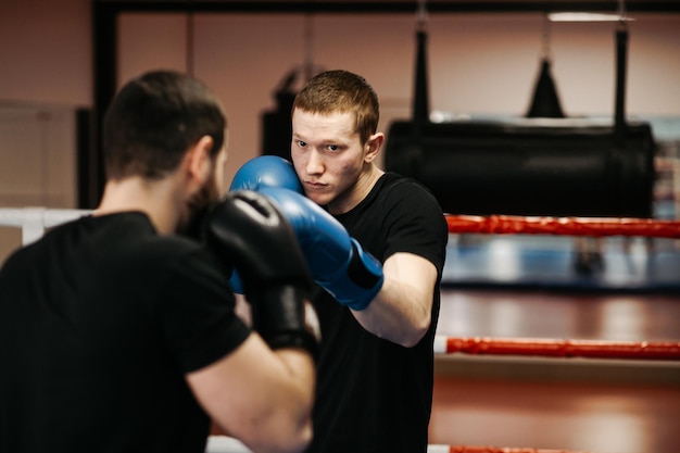 Los boxeadores entrenan en el ring y en el gimnasio.