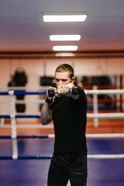 Boxeadores treinam no ringue e na academia