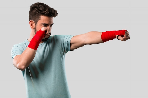 Boxen des jungen Mannes mit Handschuhen