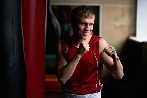 Boxen. Porträt eines Boxers auf dem Hintergrund des Fitnessstudios