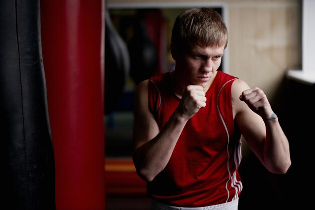 Boxen. Porträt eines Boxers auf dem Hintergrund des Fitnessstudios