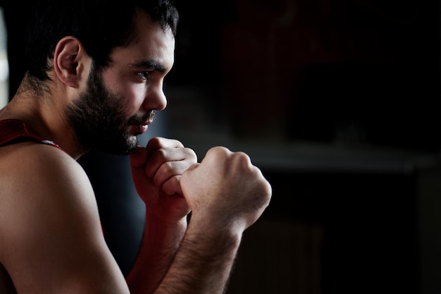 Boxen. Porträt eines Boxers auf dem Hintergrund des Fitnessstudios