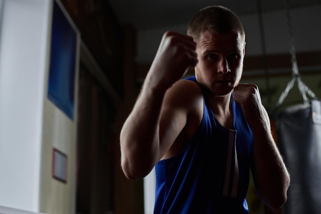 Boxen. Porträt eines Boxers auf dem Hintergrund des Fitnessstudios