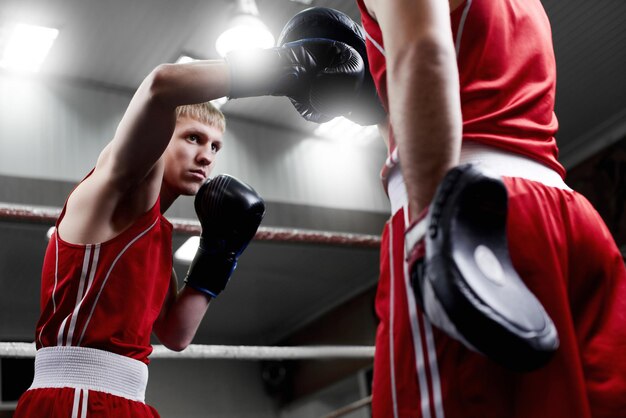 Boxeo. Dos chicos entrenan boxeador en el gimnasio