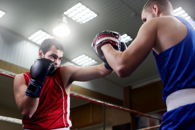 Boxeo. Dos chicos entrenan boxeador en el gimnasio