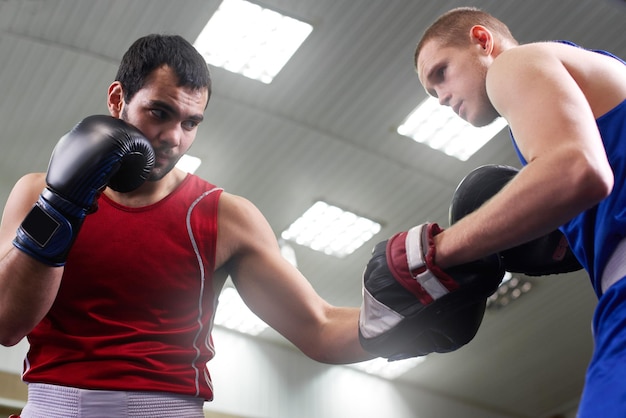 Boxeo. Dos chicos entrenan boxeador en el gimnasio