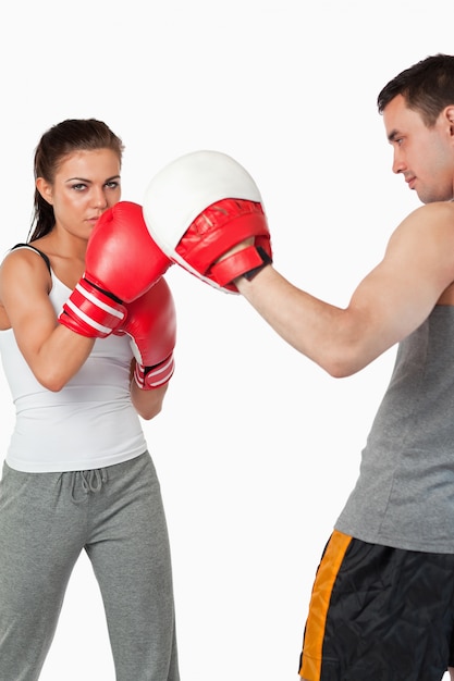 Boxeo de entrenamiento femenino joven