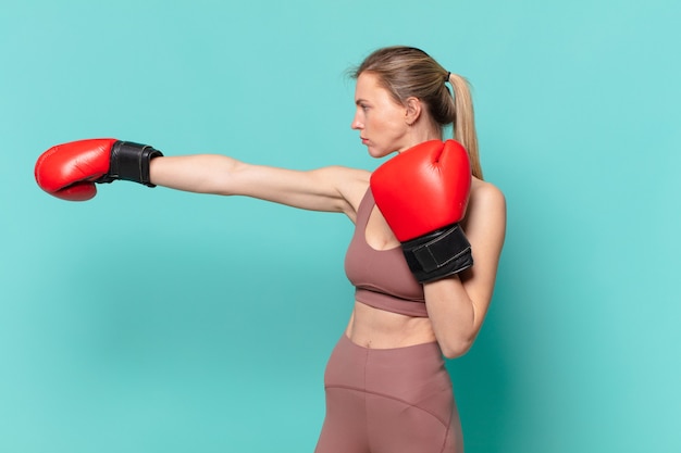 Boxeo y expresión enojada joven bastante deporte mujer